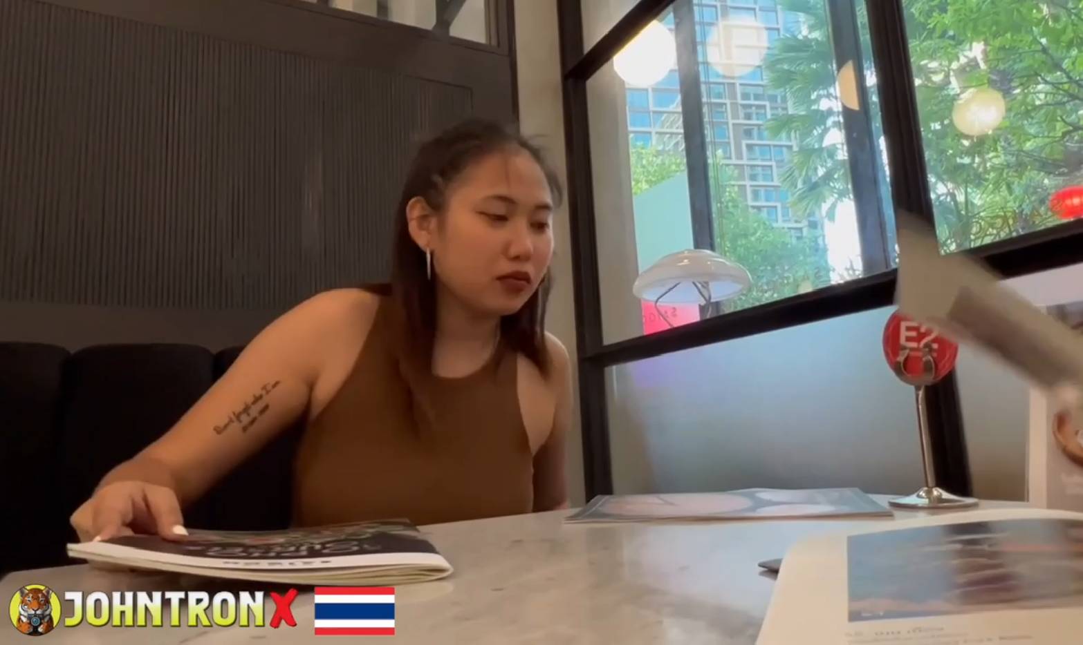 หนังเอ็กซ์ JohntronX – Oly Part 2 นัดเย็ดน้องโอลี่สาวอวบพัทยา เจอเลียหีแล้วเย็ดสดกดท่าหมาจนแตกใน