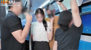 คลิปหลุดโอลี่แฟน jbswg_diary น้องเจลลี่โดนจับรุมเย็ดเสียวบนรถไฟฟ้า จับลวนลามกันรัวๆก่อนที่จะโดนควยเย็ดหีรัวๆแบบไม่ยั้งจนน้ำแตก